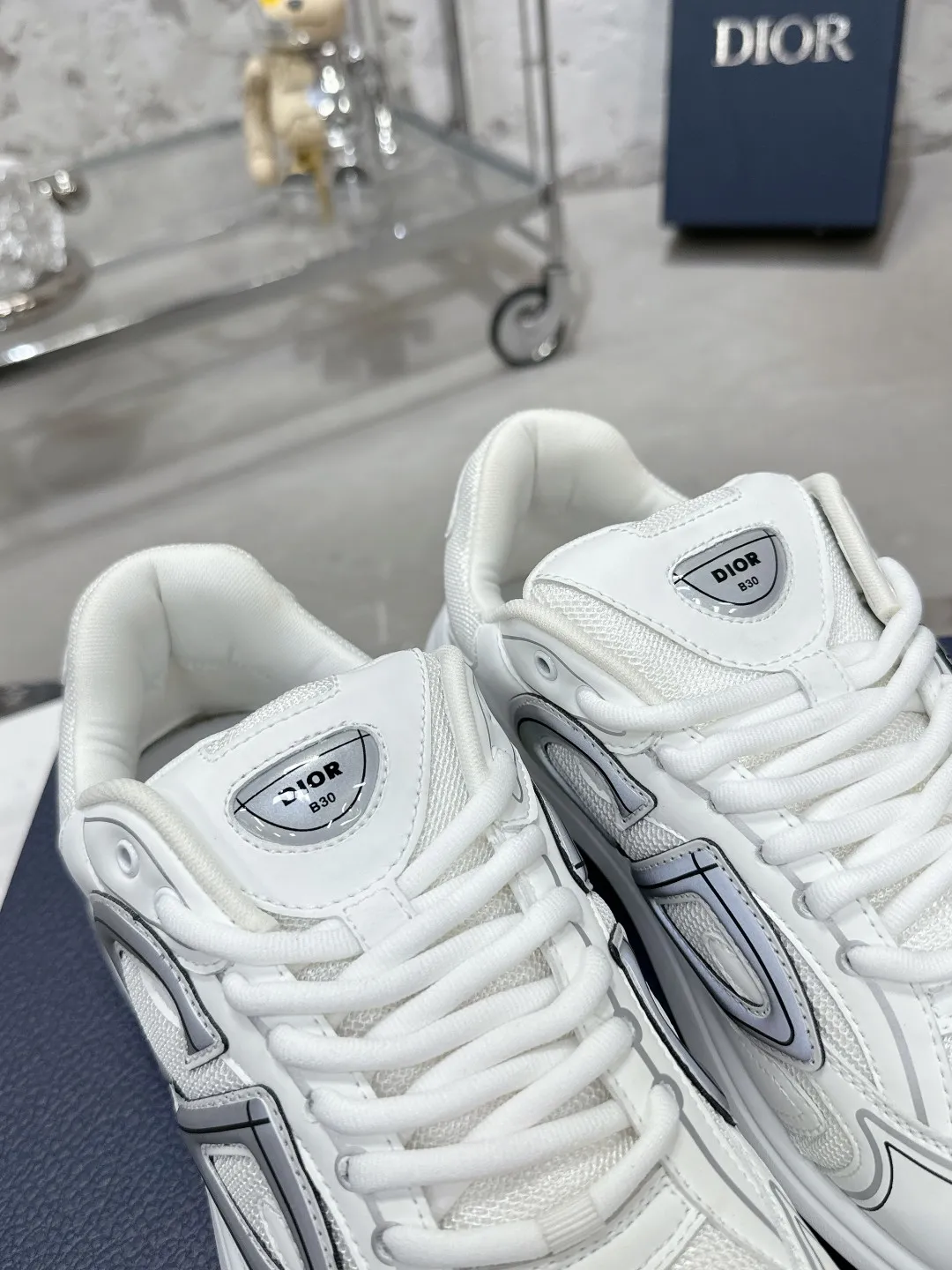 Men's men's shoes 💰600❤️❤️❤️High version Dior Dior's latest color matching B30 series reflective dad sneakers original 17380💰 purchased for development and production Brand new B30 sneakers Dad Shoes style shoes that follow the trend of the retro market The Dior logo on the tongue also indicates that this pair of shoes is the B30 model! B30 uses fine-textured leather and mesh cloth materials to form a shoe body. There are conspicuous letters CD on both sides of the shoe body to indicate identity. Many lines on the shoe body outline details to make the shoes look less monotonous and full of retro flavor. The delivery counter is exquisitely packaged🛍📦 ▪️Fabric: Original customized technical fabric + mesh ▪️Inner lining: Customized breathable lining ▪️Outsole: Original molded IP foam + TPU outsole ▪️Sole thickness: 3.5CM ▪️Size: Women’s size 35-40 / Men’s size 39-46